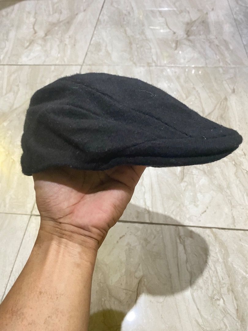Kangol Flat Cap - Black (Category: Caps & Hats) located in General Santos City (Dadiangas). Submitted by thetans1691800 (Listing ID 1397996497, Image 3). Description: - Classic Kangol flat cap in black - Size: LA - Material: 75% wool, 25% acrylic - Features the Kangol kangaroo logo - Model: KEFH-H768450-BKLA - Stylish and versatile.
