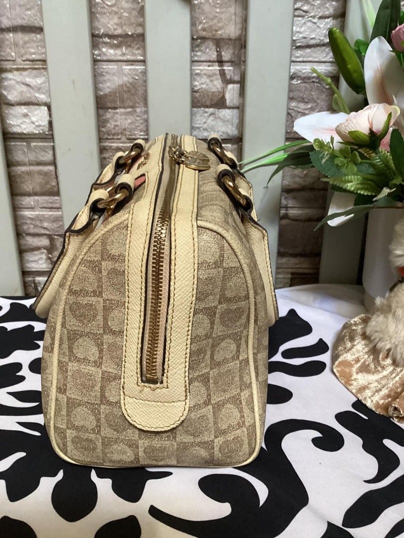 LOVCAT Paris Handbag (Category: Luxury Bags & Wallets) located in Santa Rosa. Submitted by ahroncatpad (Listing ID 1398078253, Image 3). Description: - LOVCAT Paris handbag - Beige and pink color scheme - Adorned with a heart pattern - Top handle design - Pink interior - Secure zipper closure - Elegant gold-colored hardware - LOVCAT branding prominently displayed.