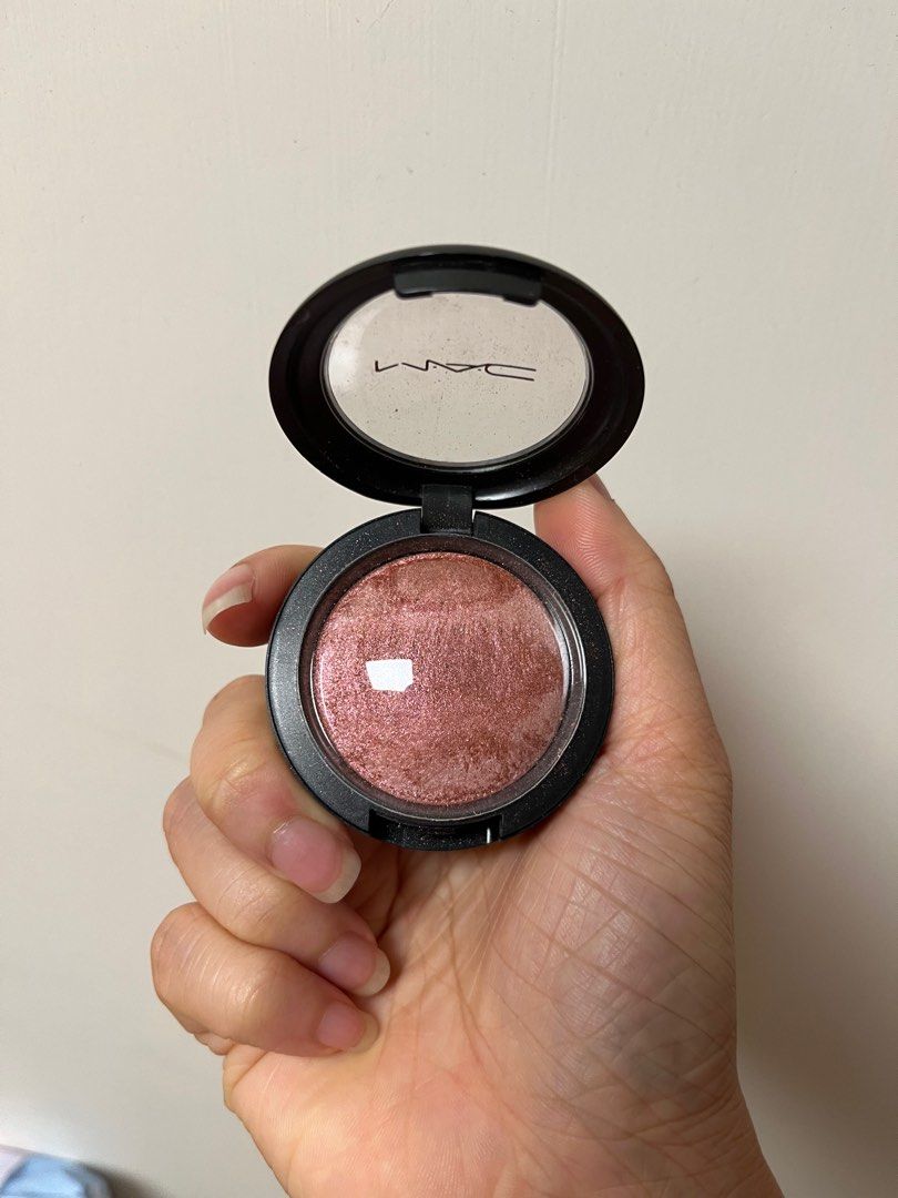 MAC Eye Shadow （分類：化妝品）位於 Hong Kong。 由 wing8904 提交（商品編號 1398078713，圖片 1）。簡介： expired .free .no face trade .mail only NOT INCLUDE mail fee 。