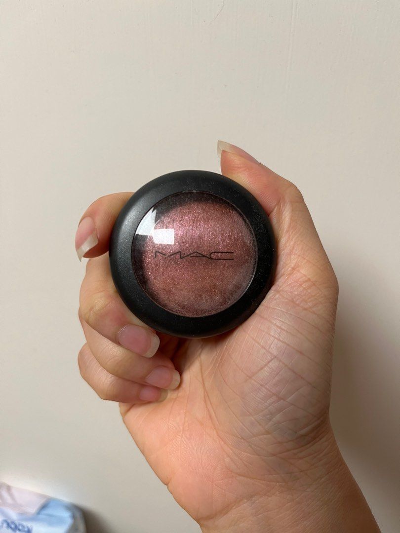 MAC Eye Shadow （分類：化妝品）位於 Hong Kong。 由 wing8904 提交（商品編號 1398078713，圖片 2）。簡介： expired .free .no face trade .mail only NOT INCLUDE mail fee 。
