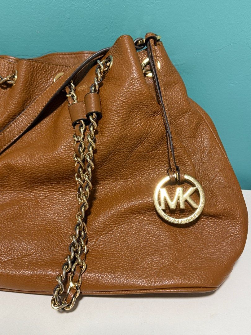 Michael Kors Frankie Large Leather Convertible Drawstring Shoulder Bag (Category: Luxury Bags & Wallets) located in Paranaque City. Submitted by southclosetfinds (Listing ID 1398134915, Image 2). Description: Michael Kors Frankie Large Leather Convertible Drawstring Shoulder Bag Authentic Bought from US Bag height 11 inches Real leather Decluttering Some pen stains on leather and interior (see pictures) Used less than 5 times LAST PRICE POSTED Pa
