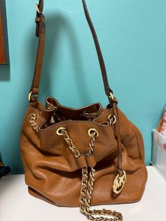 (Category: ) located in . Submitted by southclosetfinds (Listing ID 1398134915, Image 1). Description: .