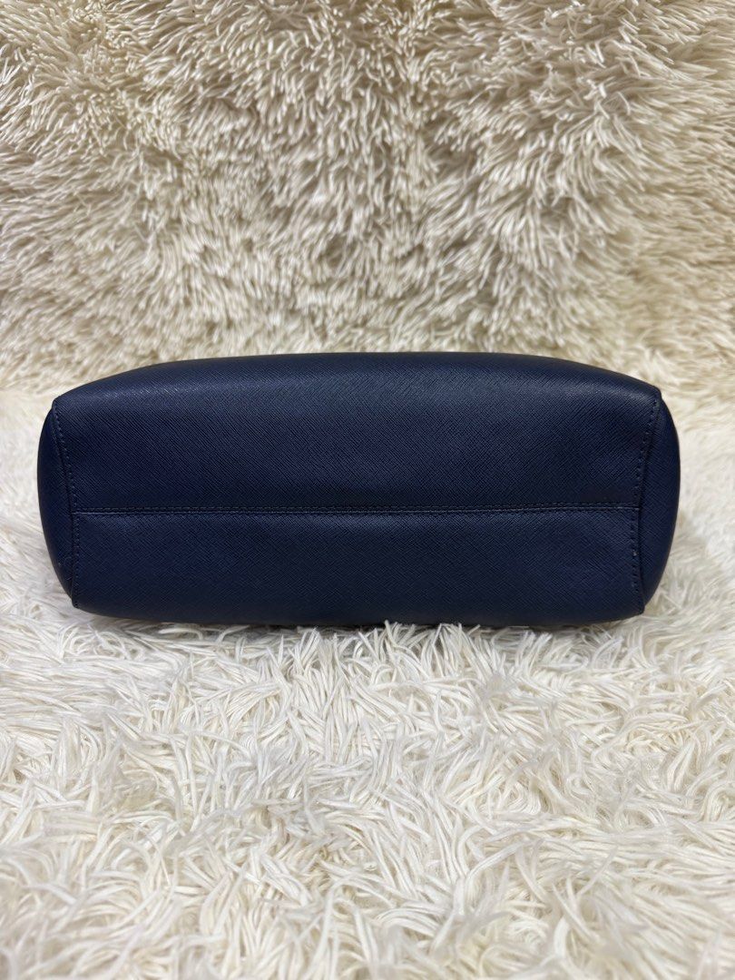 Michael Kors Navy Blue Tote Bag (Category: Luxury Bags & Wallets) located in Rodriguez. Submitted by nancyb13 (Listing ID 1397985011, Image 3). Description: - Michael Kors navy blue tote bag - Gold-tone chain straps - Gold MK logo - Zippered main compartment - Multiple interior pockets - Side pockets - Structured base - Branded interior lining.
