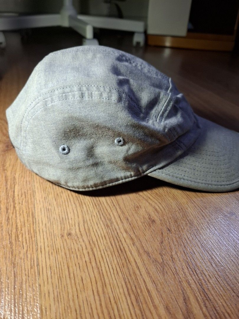 Nike SB Cap (Category: Caps & Hats) located in Makati City. Submitted by noxcom (Listing ID 1398061116, Image 3). Description: - Nike SB cap - Gray color - Curved brim - Adjustable strap with buckle closure - Nike SB logo on the side - Brand label inside - Made in Vietnam.