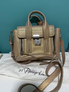 (Category: ) located in . Submitted by southclosetfinds (Listing ID 1398136282, Image 1). Description: .