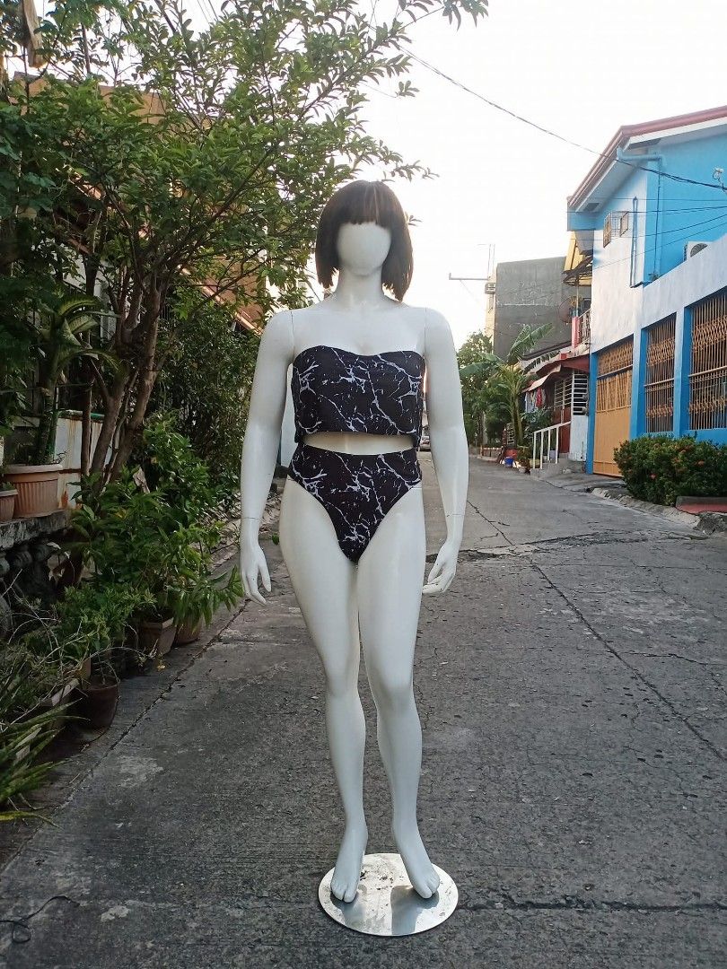 Plussize Female Full Body Mannequin (Category: Everything Else Others) located in Quezon City. Submitted by huntbook.ph (Listing ID 1398054277, Image 2). Description: - Plussize Female full body mannequin - White finish - Includes metal base for stability - Realistic shape - Plussize body frame - XL-XXL - Perfect for displaying clothing, swimwear, and apparel 5000 pesos .