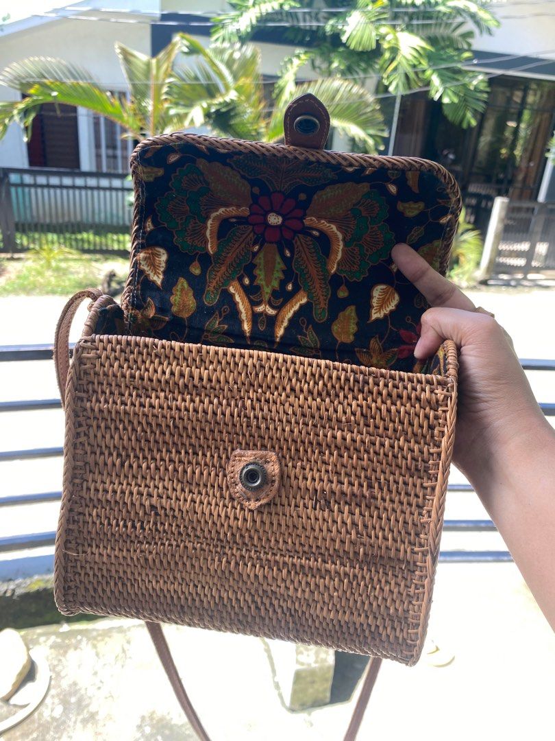 Rattan Crossbody Bag (Category: Purses & Pouches) located in Malay. Submitted by spacetrips (Listing ID 1397995080, Image 3). Description: Next day shipping Add ₱80sf.