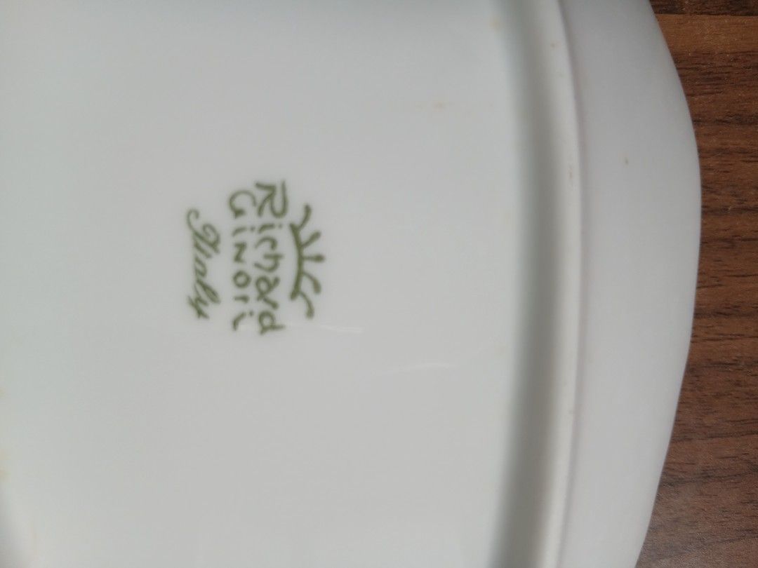 Richard Ginori Vecchio White Shell Pickle Dish (Category: Dinnerware & Cutlery) located in Consolacion. Submitted by i.am.xs.or.s (Listing ID 1398006639, Image 3). Description: - Richard Ginori porcelain pickle dish - Elegant white color - Shell-like design with intricate detailing - Unique shape - Perfect for appetizers or decoration - Made in Italy - Features Richard Ginori logo Excellent Condition with no visible cracks Richard Ginori porcelai