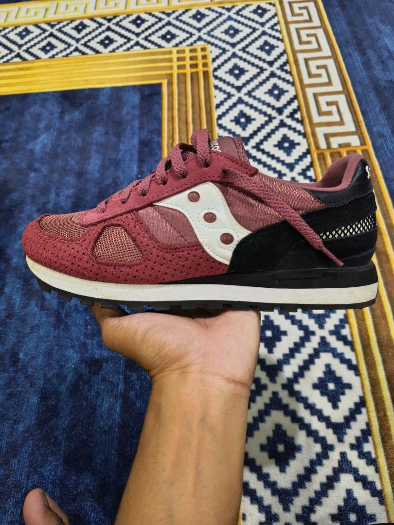 Saucony Shadow 6000 (Category: Sneakers) located in Shah Alam. Submitted by noone_knows (Listing ID 1398128708, Image 2). Description: - Saucony Shadow 6000 sneakers - Burgundy colorway - Personal collection want to letgo - Size UK7 - No Box Asking price : RM230 (negotiable).