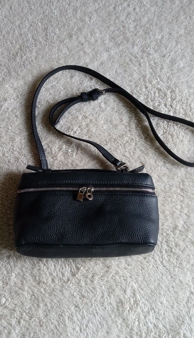 Small Black Crossbody Bag with Adjustable Strap (Category: Cross-body Bags) located in San Fernando. Submitted by rizdgr (Listing ID 1398025118, Image 1). Description: - Small Black crossbody bag - Zippered main compartment - Adjustable strap -can fit 2 small wallets and phone - Rectangular design - Made of leather or leather-like material - Thin, secure strap ship fee c/o buyer Note: dont make an offer if unsure pm me.