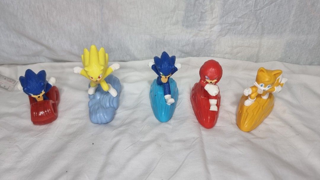 Sonic the Hedgehog Toy Figures Set (Category: Figurines & Statues) located in Marikina City. Submitted by andreah_16 (Listing ID 1398084362, Image 3). Description: - Sonic the Hedgehog figure set. - Includes Sonic, Super Sonic, Knuckles, and Tails. - Each figure is mounted on a base. - Figures in various action poses. - Bases in different colors (red, blue, yellow)..