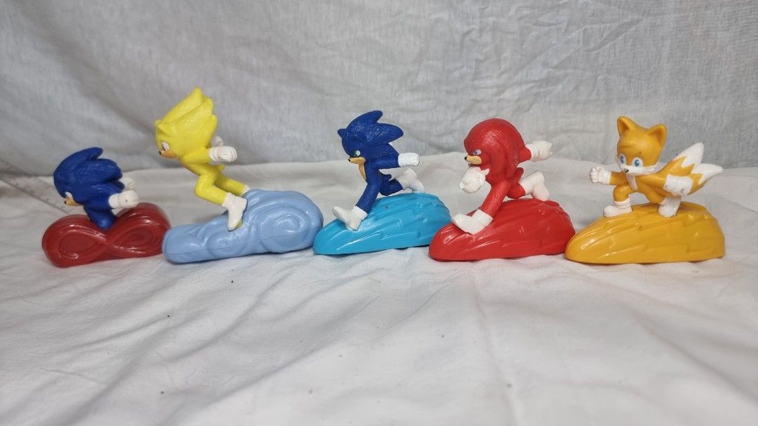 Sonic the Hedgehog Toy Figures Set (Category: Figurines & Statues) located in Marikina City. Submitted by andreah_16 (Listing ID 1398084362, Image 2). Description: - Sonic the Hedgehog figure set. - Includes Sonic, Super Sonic, Knuckles, and Tails. - Each figure is mounted on a base. - Figures in various action poses. - Bases in different colors (red, blue, yellow)..