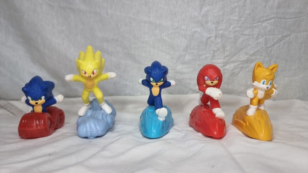 Sonic the Hedgehog Toy Figures Set (Category: Figurines & Statues) located in Marikina City. Submitted by andreah_16 (Listing ID 1398084362, Image 1). Description: - Sonic the Hedgehog figure set. - Includes Sonic, Super Sonic, Knuckles, and Tails. - Each figure is mounted on a base. - Figures in various action poses. - Bases in different colors (red, blue, yellow)..