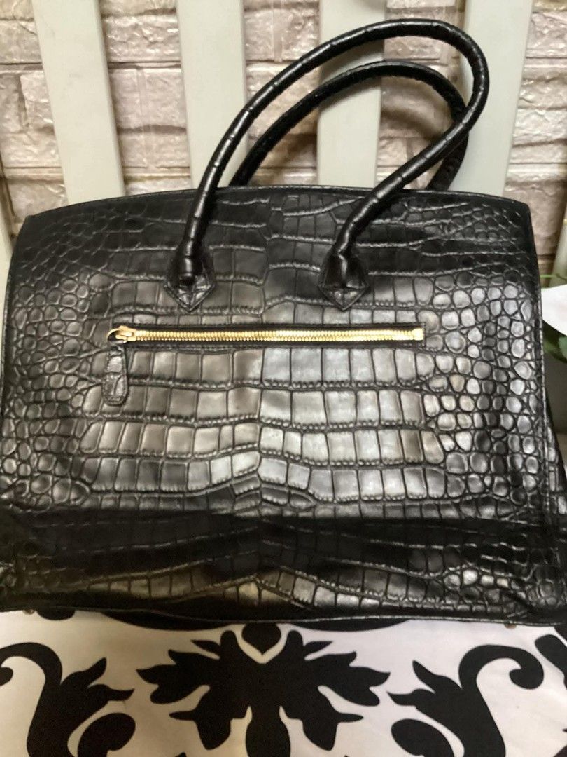 Ssanzie Black Crocodile-Embossed Handbag (Category: Luxury Bags & Wallets) located in Santa Rosa. Submitted by ahroncatpad (Listing ID 1398077940, Image 2). Description: - Ssanzie black handbag - Crocodile-embossed pattern - Top handle and detachable shoulder strap - Gold-toned zipper and hardware - Multiple interior compartments - Structured leather design issue pls see last pic.