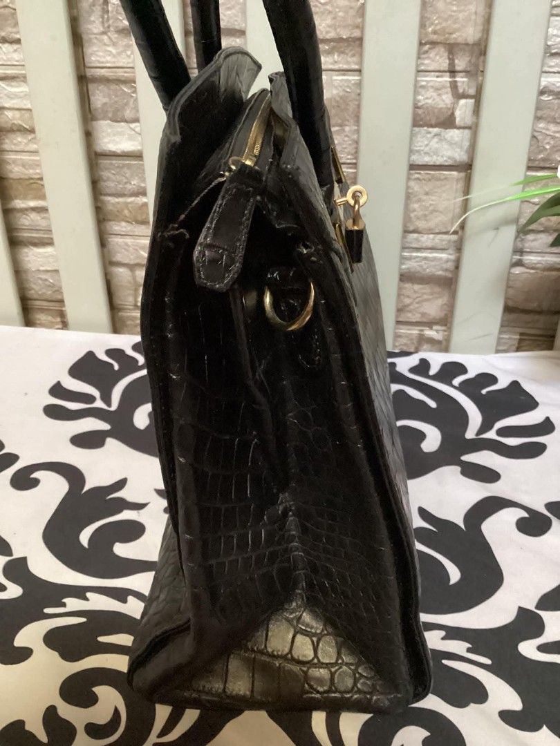 Ssanzie Black Crocodile-Embossed Handbag (Category: Luxury Bags & Wallets) located in Santa Rosa. Submitted by ahroncatpad (Listing ID 1398077940, Image 3). Description: - Ssanzie black handbag - Crocodile-embossed pattern - Top handle and detachable shoulder strap - Gold-toned zipper and hardware - Multiple interior compartments - Structured leather design issue pls see last pic.