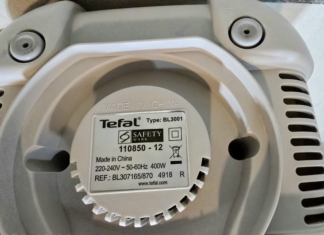 Tefal Blender (Category: Juicers, Blenders & Grinders) located in Petaling Jaya. Submitted by kirono_6 (Listing ID 1398092073, Image 3). Description: - Tefal Blendforce blender - 400W motor - Includes blender jug and chopper attachment - Pulse function - Two speed settings - White with clear jug and green chopper - Malaysian plug.