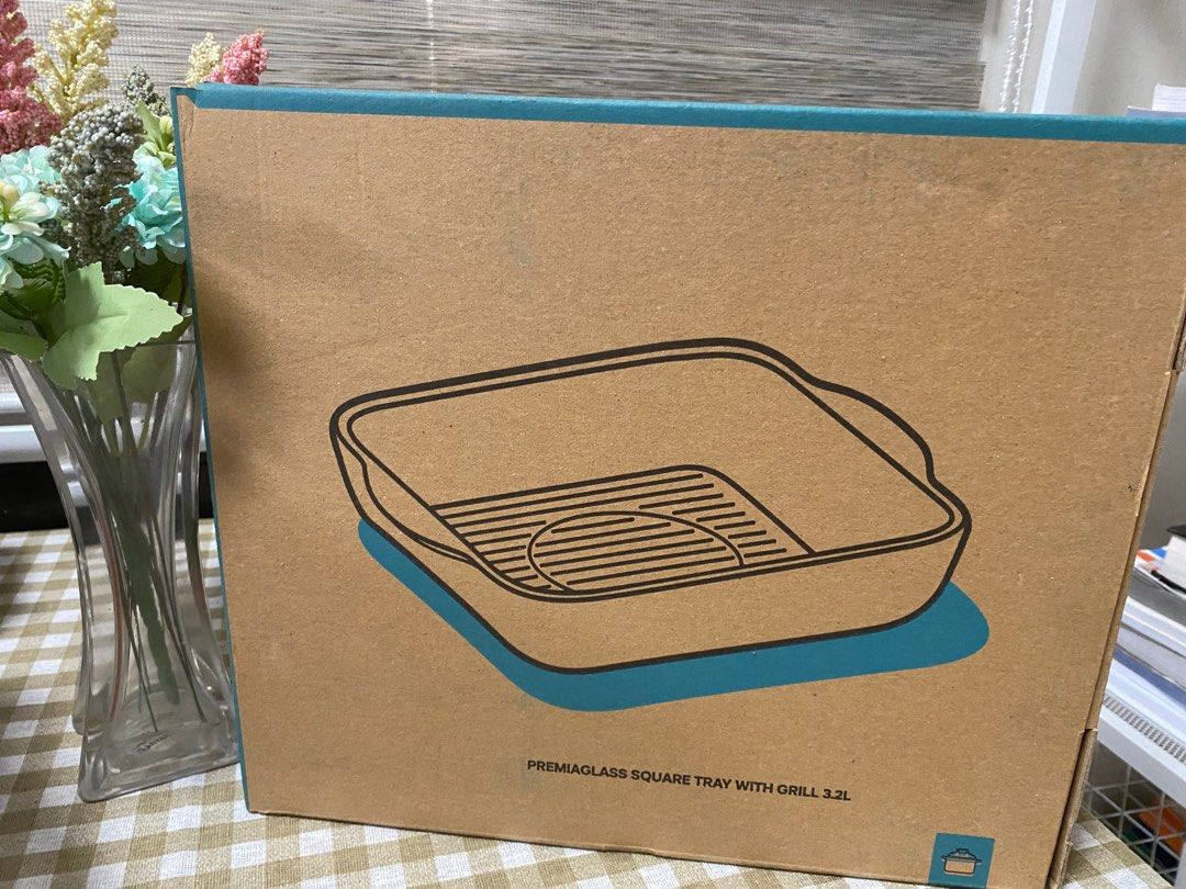 Tupperware- Premia Glass Square Tray with Grill (Category: Dinnerware & Cutlery) located in Cavite. Submitted by yc.shoppemnl (Listing ID 1397993039, Image 2). Description: Tupperware- Premia Glass SquaTry Grill.