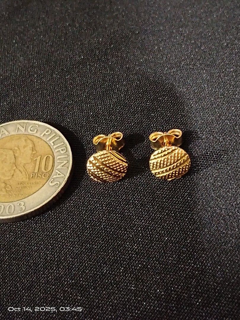 18Karat Gold Round Stud Earrings 2g 8.5mm (Category: Earrings) located in Manila. Submitted by mhar_declutter (Listing ID 1398006479, Image 2). Description: (used) 18Karat Gold Round Stud Earrings 2g 8.5mm - 18Karat Gold round stud earrings - diameter 8.5mm each - 2.0 grams - Shown on display ear and in hand - Classic style - Suitable for everyday wear.