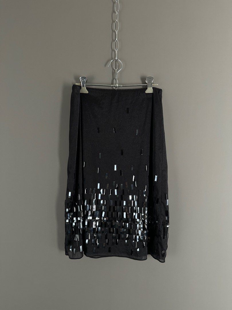 Vivienne tam (Category: Skirts) located in Manila. Submitted by draftdrops (Listing ID 1398031942, Image 1). Description: Skirt,with sequins design and excellent condition Waistline:27to29 Length:22.5.