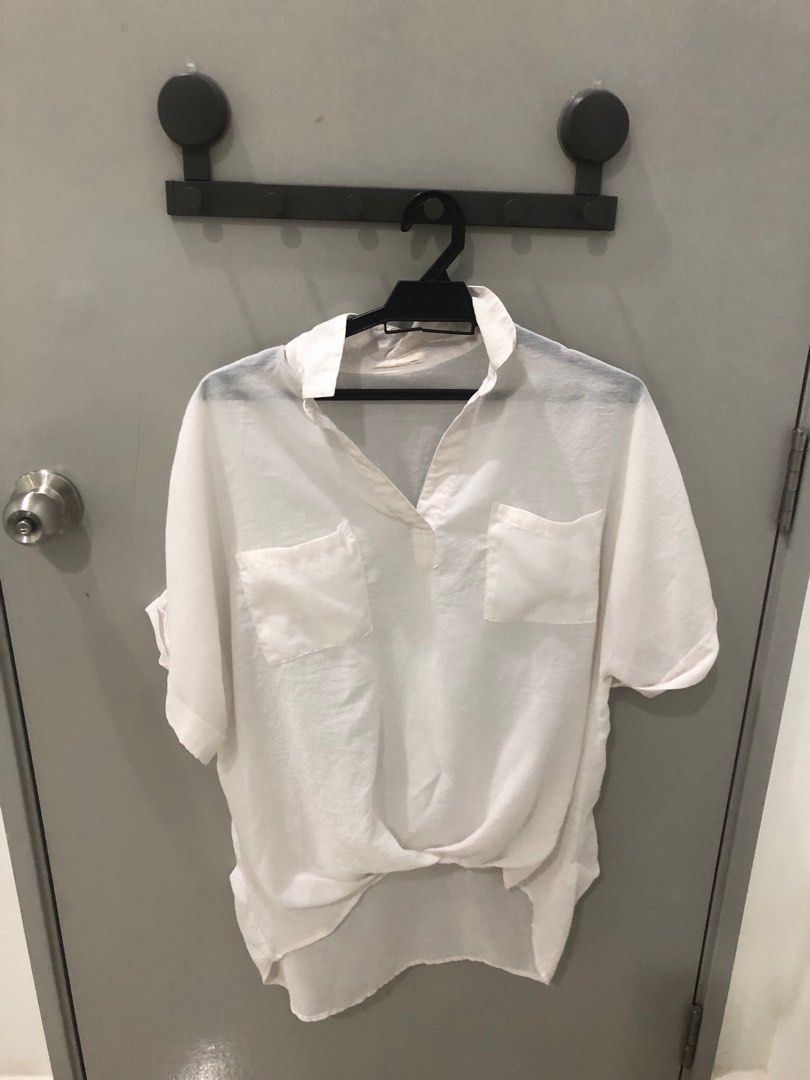 White blouse (Category: Blouses) located in Kuala Lumpur. Submitted by munge_jo (Listing ID 1398124231, Image 1). Description: Size s-m.
