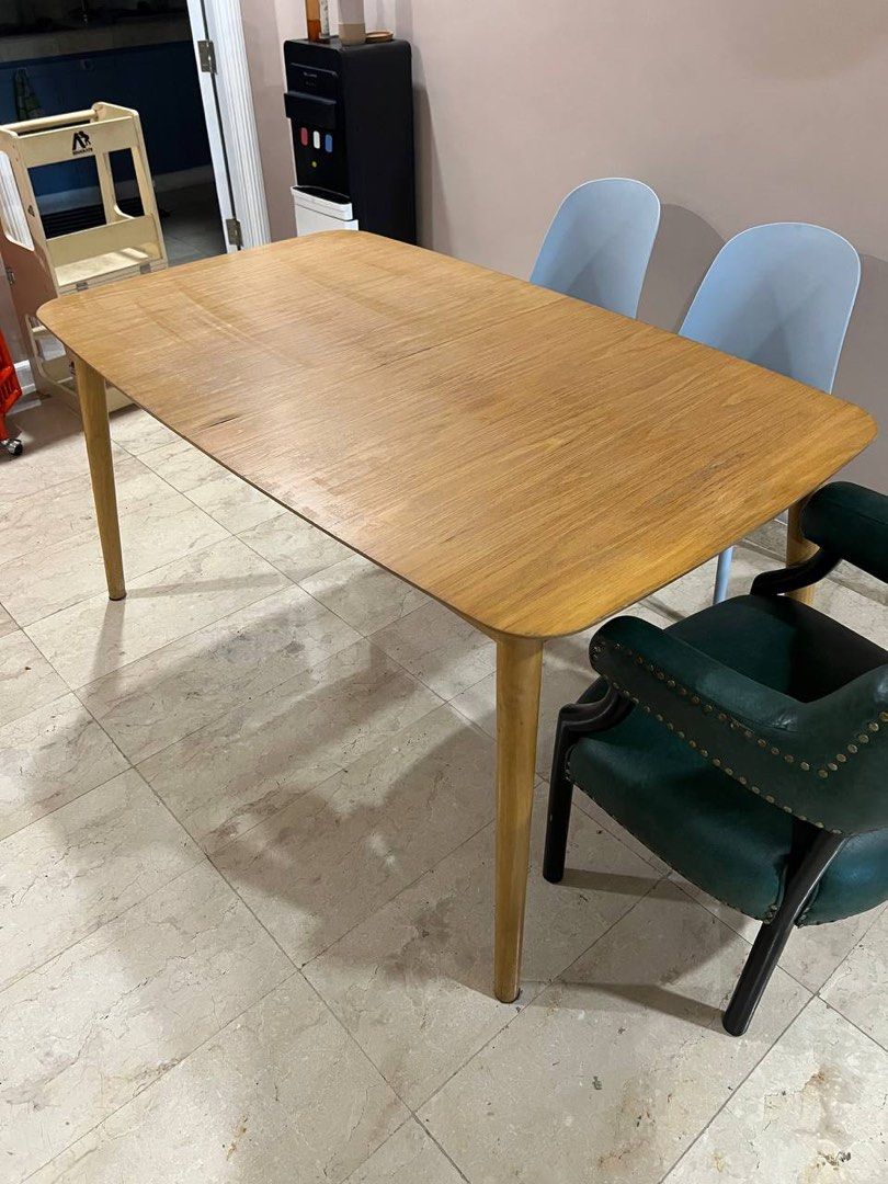 4-6 SEATER Expandable Dining Table in Oak (Category: Tables & Sets) located in Makati City. Submitted by theotherhand.mnl (Listing ID 1398236308, Image 1). Description: Expandable dining table 190cm W (fully expanded) x 90cm D x 76cm H With scratches and scuffs, and some areas with water damage (not flat).