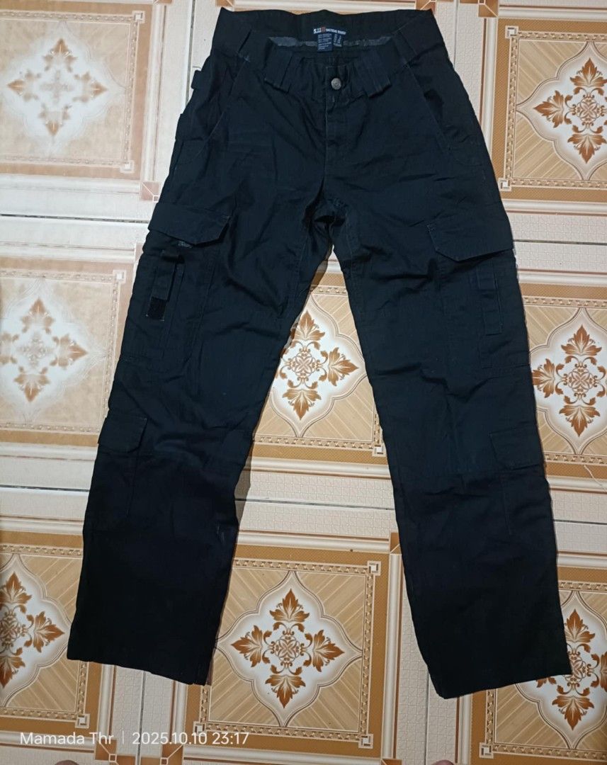 5.11 Tactical Series Black Cargo Pants (Category: Jeans) located in Manila. Submitted by ayrelieonlineshop (Listing ID 1398168634, Image 3). Description: 5.11 Tactical series cargo pants size 4 ( small ) dimensions. W-29. L37.5. hem 8.5 excellent condition 10/10 color rate .