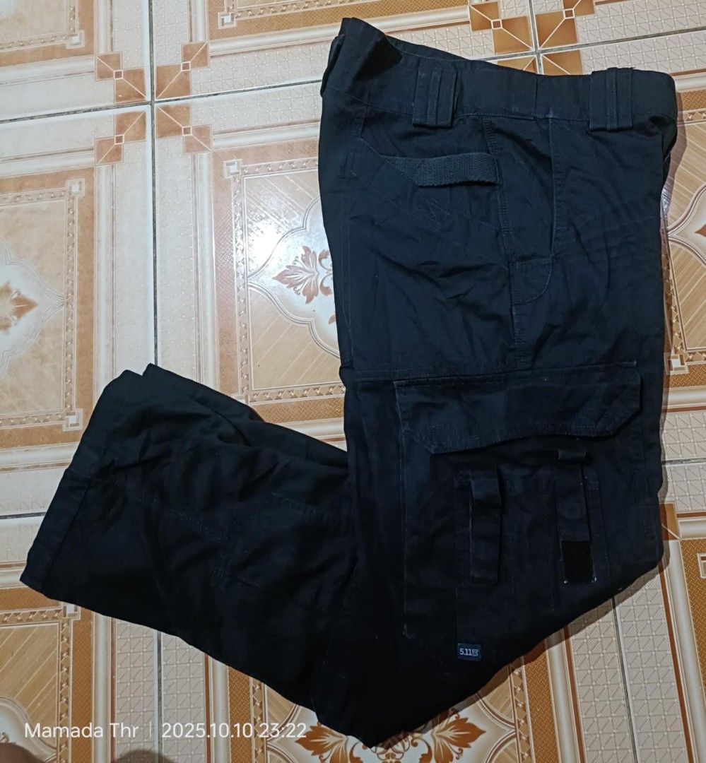 5.11 Tactical Series Black Cargo Pants (Category: Jeans) located in Manila. Submitted by ayrelieonlineshop (Listing ID 1398168634, Image 1). Description: 5.11 Tactical series cargo pants size 4 ( small ) dimensions. W-29. L37.5. hem 8.5 excellent condition 10/10 color rate .