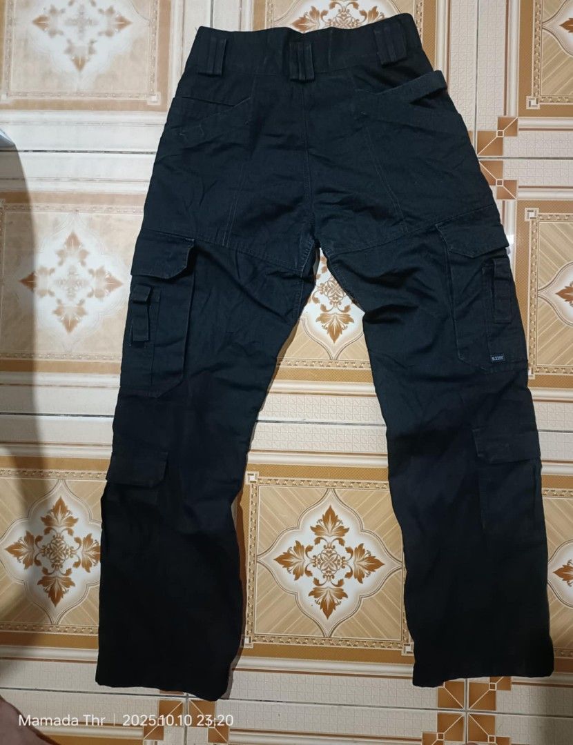 5.11 Tactical Series Black Cargo Pants (Category: Jeans) located in Manila. Submitted by ayrelieonlineshop (Listing ID 1398168634, Image 2). Description: 5.11 Tactical series cargo pants size 4 ( small ) dimensions. W-29. L37.5. hem 8.5 excellent condition 10/10 color rate .