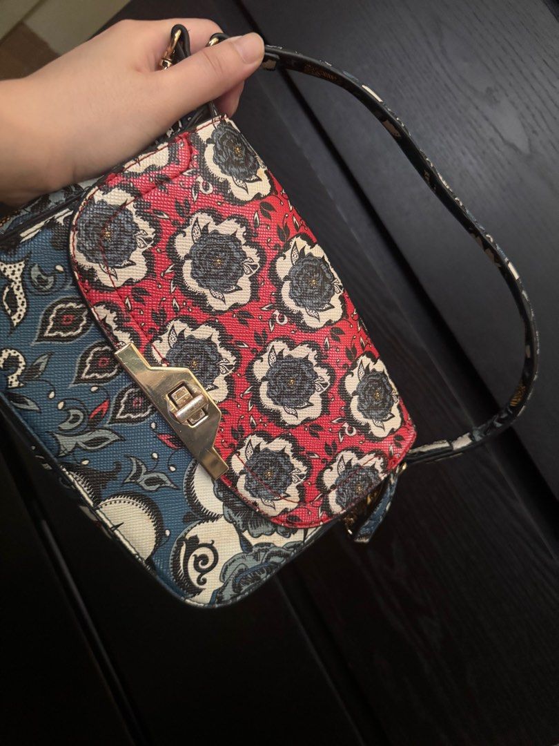 Aldo red and blue floral bag (Category: Cross-body Bags) located in Mandaluyong City. Submitted by Aegyofinds (Listing ID 1398190563, Image 1). Description: with scratches on gold hardware.