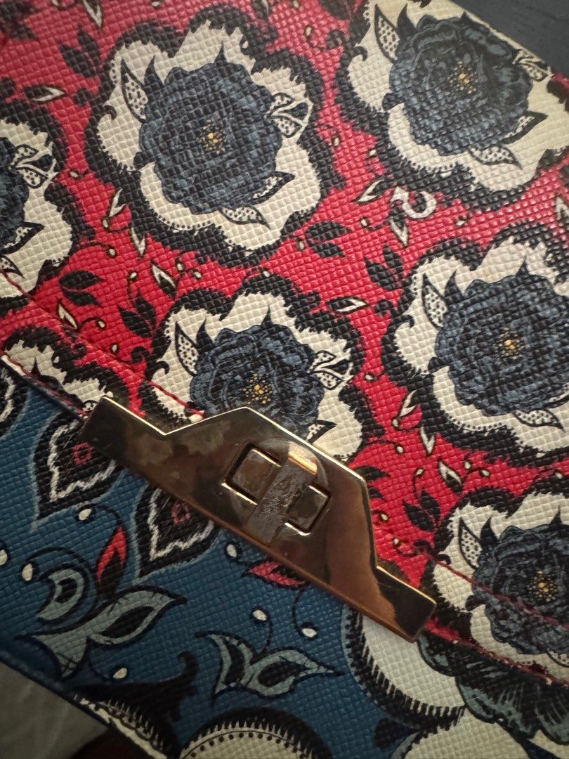 Aldo red and blue floral bag (Category: Cross-body Bags) located in Mandaluyong City. Submitted by Aegyofinds (Listing ID 1398190563, Image 2). Description: with scratches on gold hardware.