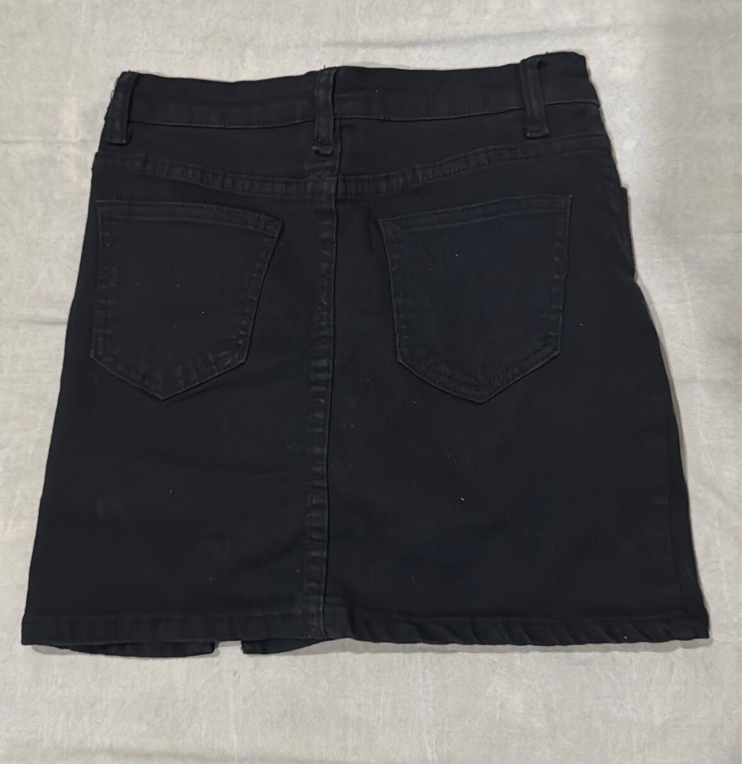 Black Mini Skirt with Slit (Category: Skirts) located in Quezon City. Submitted by laraveee (Listing ID 1398341705, Image 2). Description: Fits size 26-27 MOP: GCash or Bank Transfer (BPI) MOD: Lalamove or Grab c/o Buyer.