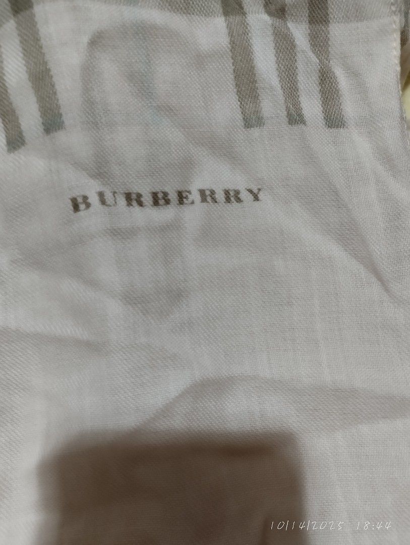 Burberry scarf (Category: Luxury Accessories) located in Bacoor. Submitted by nigel_008 (Listing ID 1398270230, Image 2). Description: Burberry pink scarf good condition.
