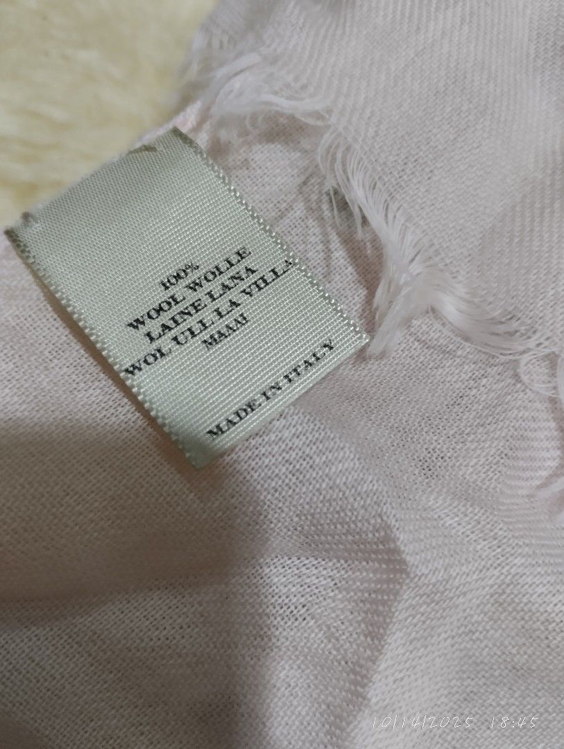 Burberry scarf (Category: Luxury Accessories) located in Bacoor. Submitted by nigel_008 (Listing ID 1398270230, Image 3). Description: Burberry pink scarf good condition.