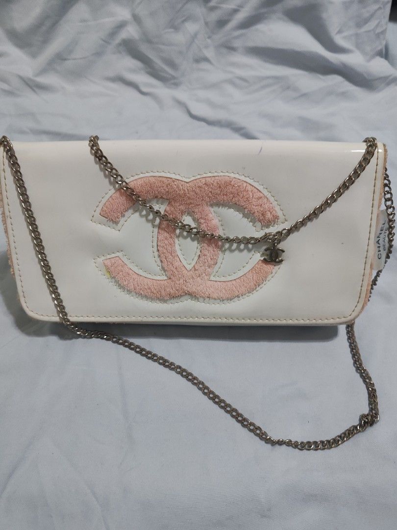 Chanel Beaute VIP Bag (Category: Luxury Bags & Wallets) located in Quezon City. Submitted by gadesivy (Listing ID 1398278539, Image 3). Description: .