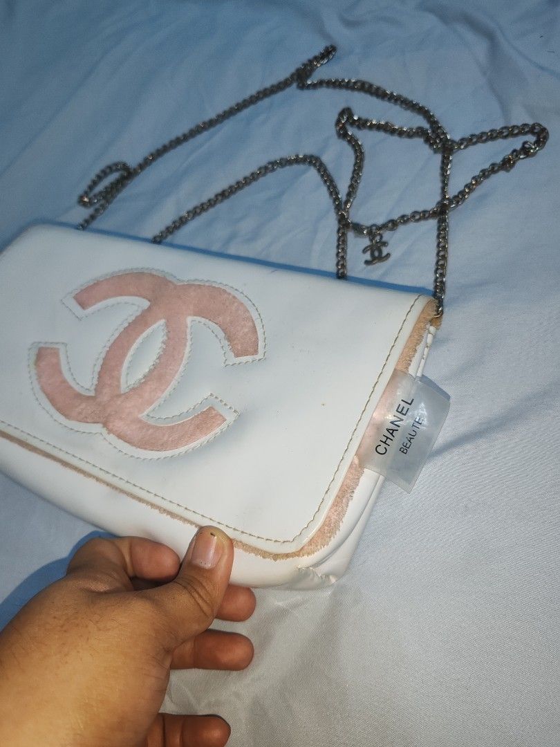 Chanel Beaute VIP Bag (Category: Luxury Bags & Wallets) located in Quezon City. Submitted by gadesivy (Listing ID 1398278539, Image 2). Description: .