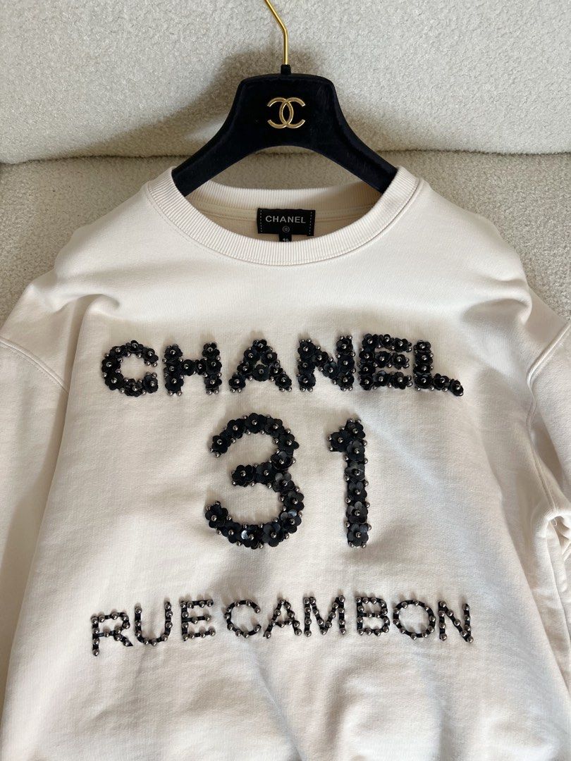⚜️Chanel Runway sweatshirt (Category: Luxury Apparel) located in Makati City. Submitted by 90sangel (Listing ID 1398266789, Image 3). Description: •Item: Chanel runway sweatshirt ⚜️🤍 •Size: M •Condition: Gently Used, Good as New.