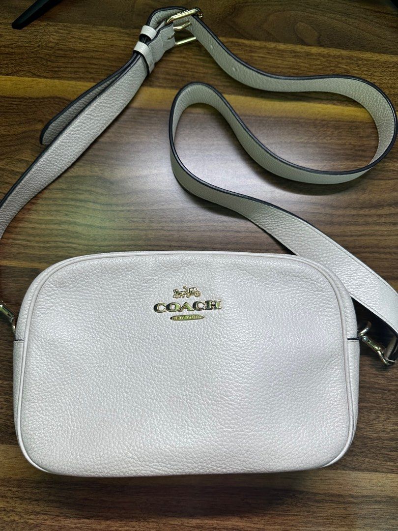 Coach Jamie Camera Crossbody Bag (Category: Luxury Bags & Wallets) located in Angeles City. Submitted by exate (Listing ID 1398255250, Image 2). Description: - Coach crossbody bag - Neutral color with gold-tone logo - Top zipper closure - Adjustable strap - Interior slip pocket with Coach label - Made of textured leather.