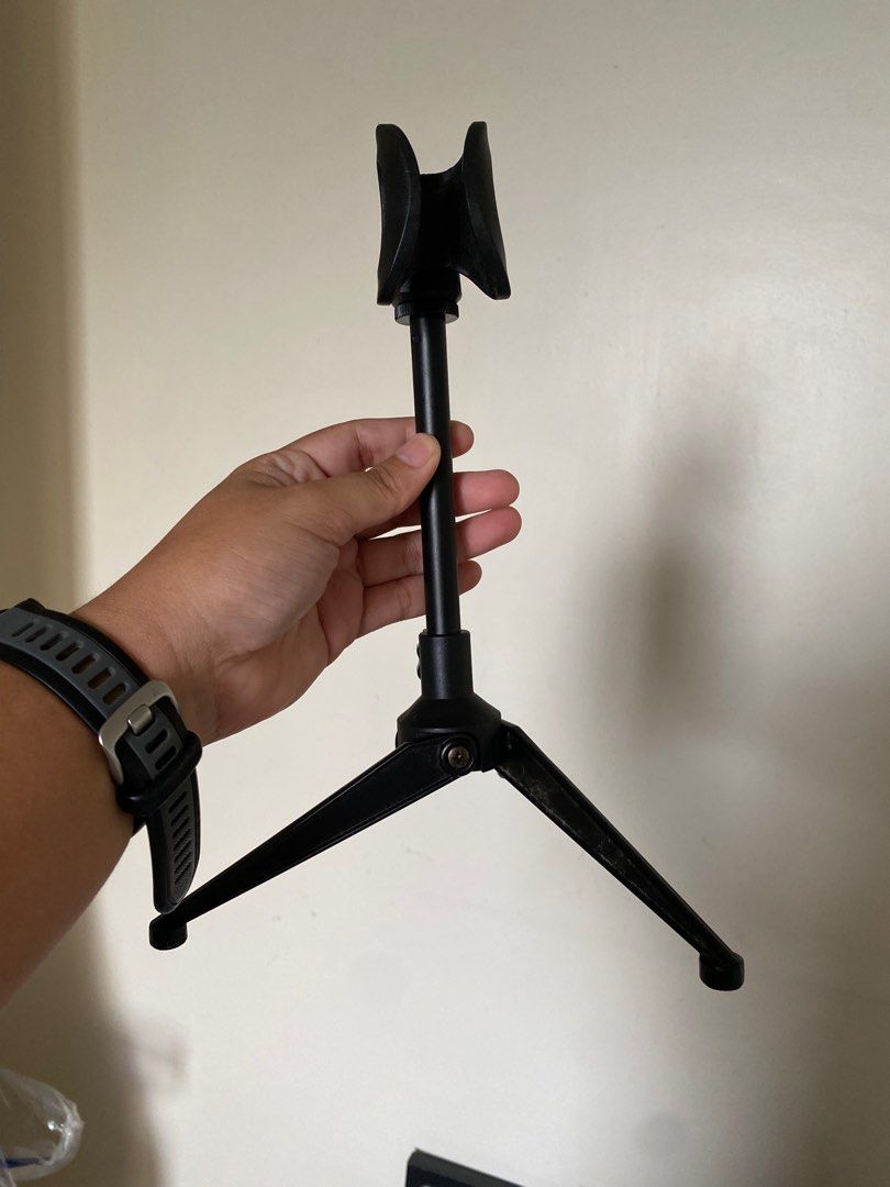 Desktop microphone stand (Category: Tripods & Monopods) located in Manila. Submitted by k0pimonster (Listing ID 1398251491, Image 3). Description: Mic stand tripod. Plastic material pero ang sturdy and maganda pa. .