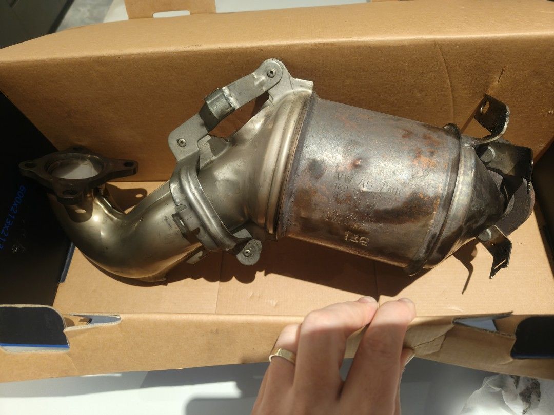 Down pipe (Category: Exhaust) located in Singapore. Submitted by joe.yap.83 (Listing ID 1398220991, Image 3). Description: For jetta 2011(mk6) Not original. DE cate pc .