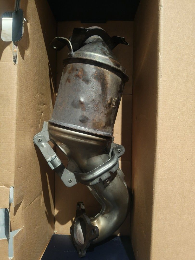 Down pipe (Category: Exhaust) located in Singapore. Submitted by joe.yap.83 (Listing ID 1398220991, Image 1). Description: For jetta 2011(mk6) Not original. DE cate pc .
