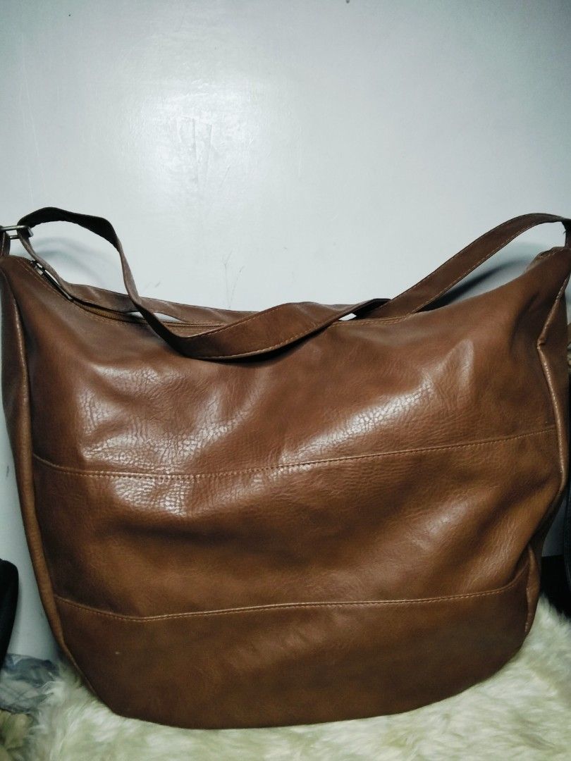 Fashion Hobo Bag (Category: Cross-body Bags) located in Manila. Submitted by leapmoonlight (Listing ID 1398206856, Image 1). Description: Preloved from Korea Large Size, minimal/Normal signs of usage only, no holes or damage For used items, please manage expectations and color may vary due to lighting Mop: Gcash, Gotyme.