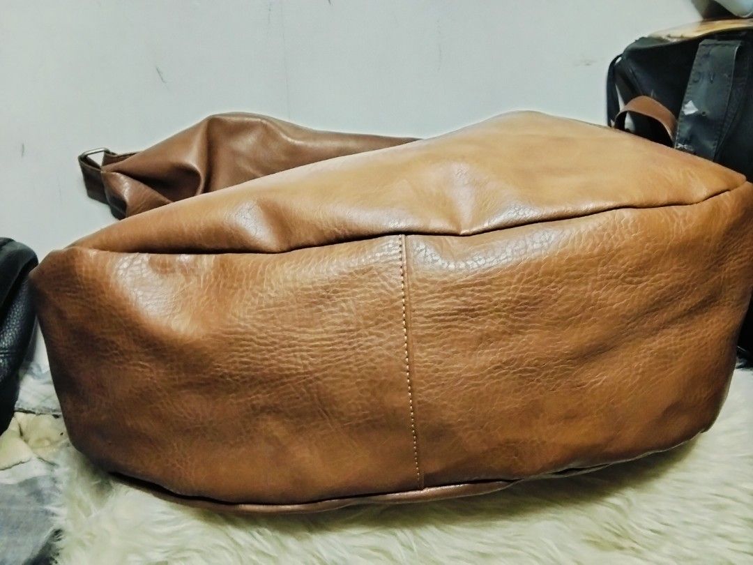 Fashion Hobo Bag (Category: Cross-body Bags) located in Manila. Submitted by leapmoonlight (Listing ID 1398206856, Image 3). Description: Preloved from Korea Large Size, minimal/Normal signs of usage only, no holes or damage For used items, please manage expectations and color may vary due to lighting Mop: Gcash, Gotyme.