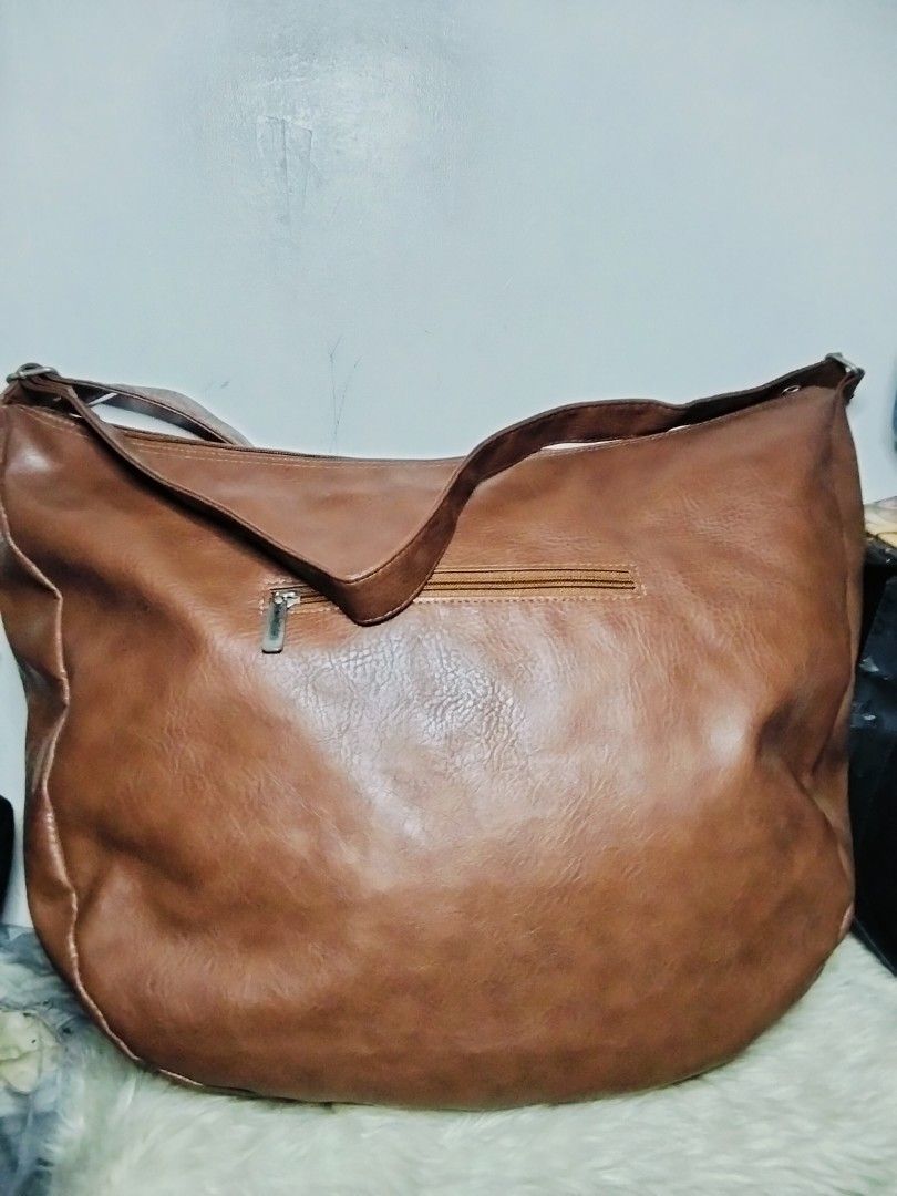 Fashion Hobo Bag (Category: Cross-body Bags) located in Manila. Submitted by leapmoonlight (Listing ID 1398206856, Image 2). Description: Preloved from Korea Large Size, minimal/Normal signs of usage only, no holes or damage For used items, please manage expectations and color may vary due to lighting Mop: Gcash, Gotyme.