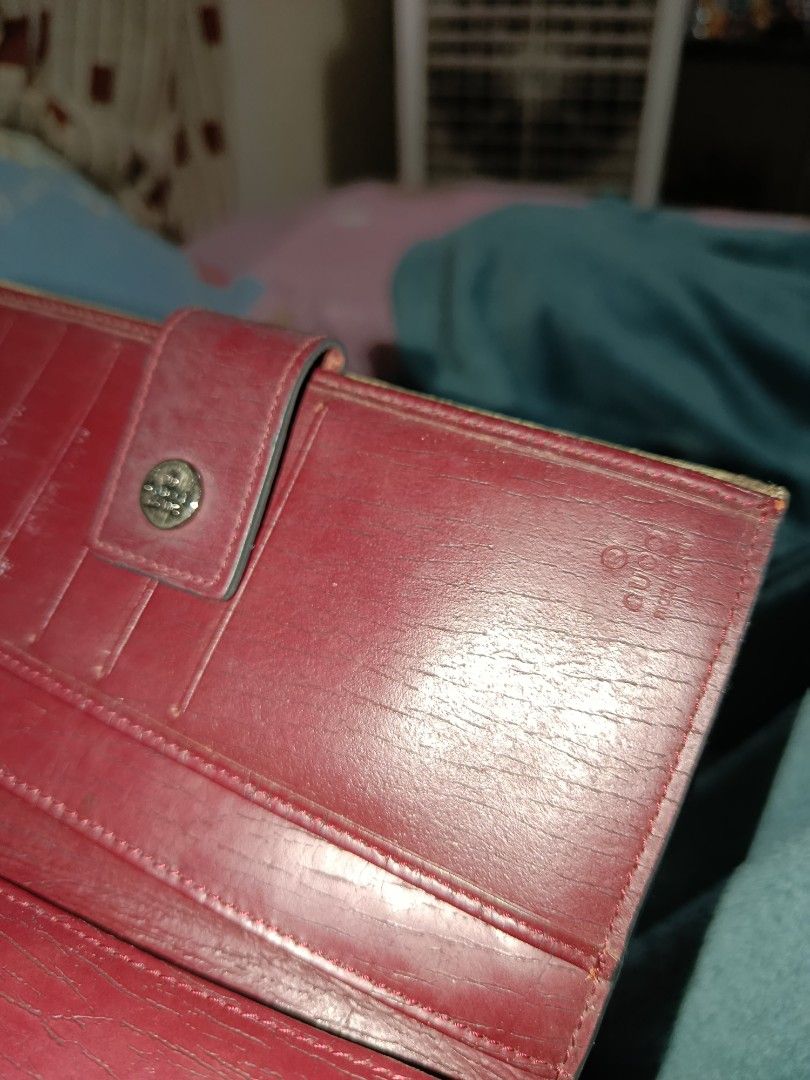 Gucci original wallet (Category: Luxury Bags & Wallets) located in Quezon City. Submitted by kristal68 (Listing ID 1398218157, Image 3). Description: with serial number.