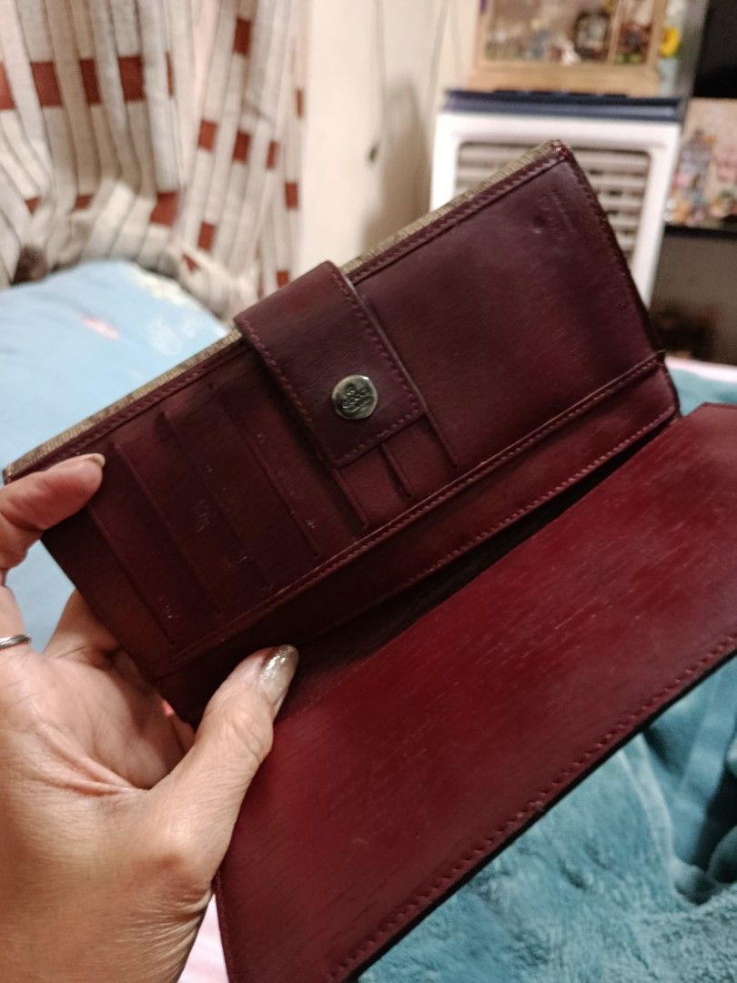Gucci original wallet (Category: Luxury Bags & Wallets) located in Quezon City. Submitted by kristal68 (Listing ID 1398218157, Image 2). Description: with serial number.