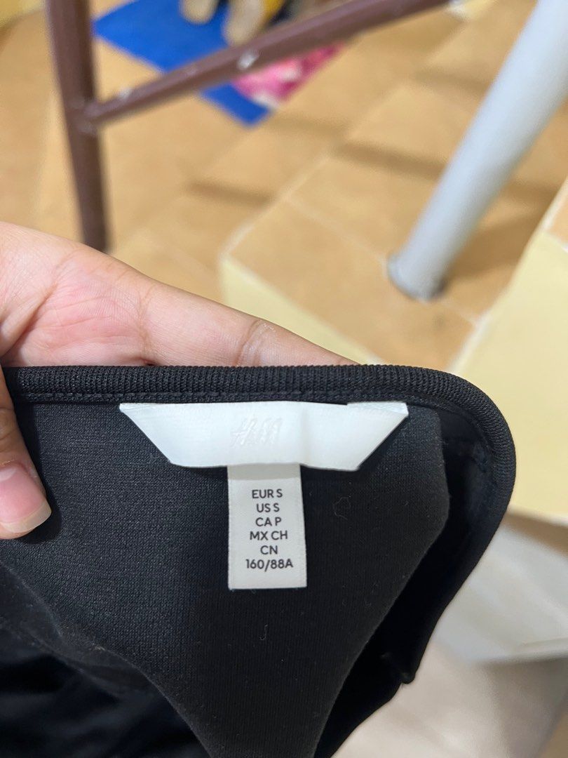 H&M Black Tube Top (Category: Sleeveless) located in Cordova. Submitted by choochookins (Listing ID 1398241722, Image 3). Description: - H&M black tube top - Size: US S, CA P, MX CH, CN 160/88A - Structured design, fitted silhouette - Pairs well with high-waisted bottoms - A versatile wardrobe essential MOP: GCash/ Bank Transfer MOD: LBC/ JnT.