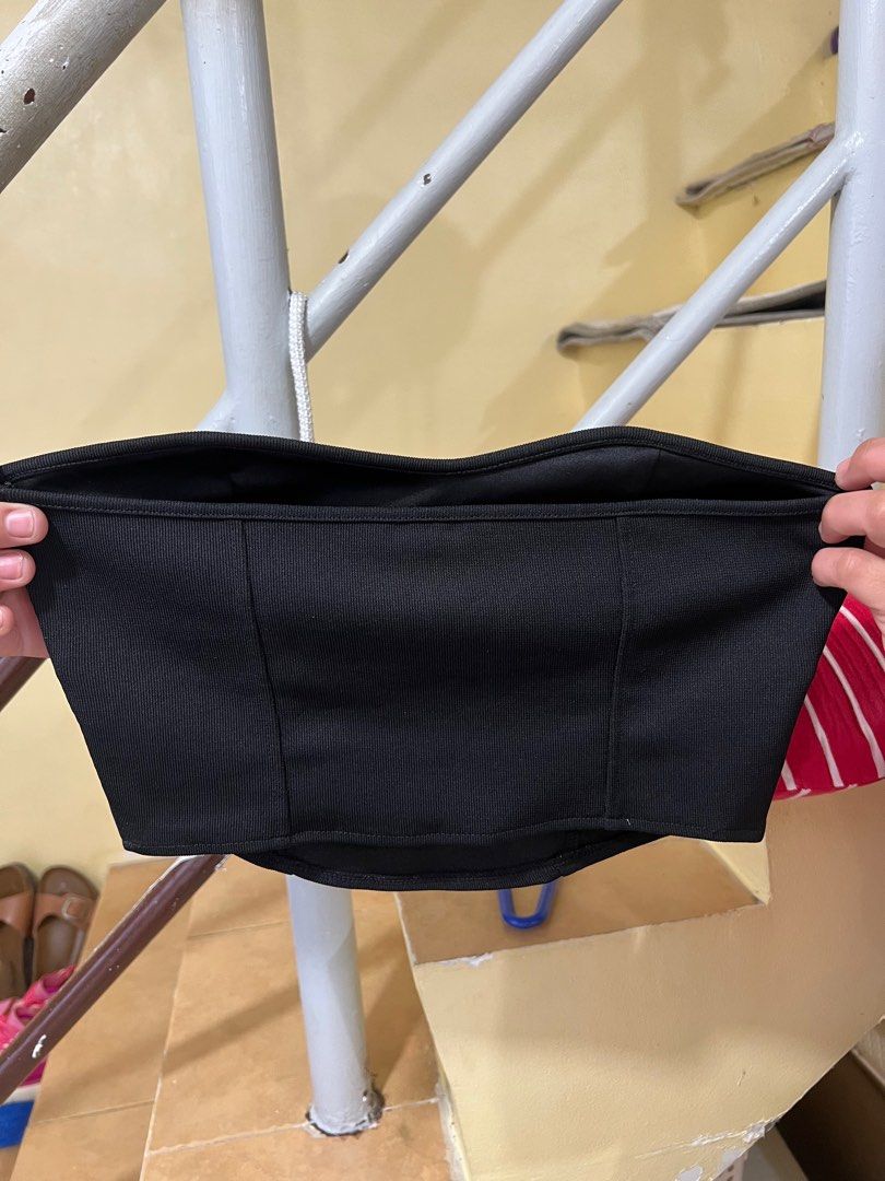 H&M Black Tube Top (Category: Sleeveless) located in Cordova. Submitted by choochookins (Listing ID 1398241722, Image 1). Description: - H&M black tube top - Size: US S, CA P, MX CH, CN 160/88A - Structured design, fitted silhouette - Pairs well with high-waisted bottoms - A versatile wardrobe essential MOP: GCash/ Bank Transfer MOD: LBC/ JnT.