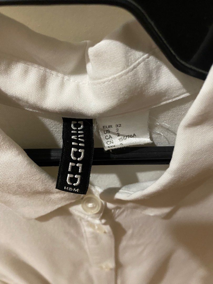 H&M White Sleeveless Collared Top (Category: Blouses) located in Paranaque City. Submitted by declutterme_321 (Listing ID 1398284562, Image 2). Description: .