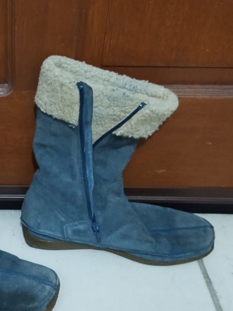 Hush Puppies Blue Suede Boots (Category: Boots) located in Makati City. Submitted by chamarket.2022 (Listing ID 1398190636, Image 2). Description: Selling my unused stylish winter boots. Lining is fleece which is great on cold weather. Also has soft flat heels that is comfortable for long walks. Here are the additional description of the boots: - Hush Puppies blue suede boots - Soft suede exterior - Warm, fleece, fluffy interior lining - Convenie