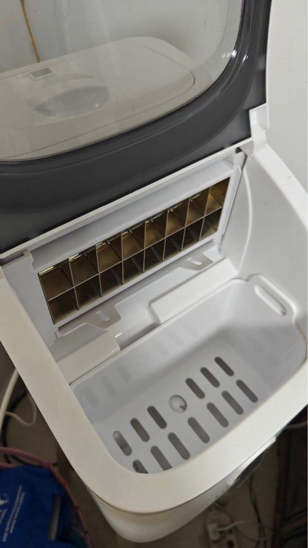 Ice Maker Machine CUBE SHAPE (Category: Other Kitchen Appliances) located in Singapore. Submitted by dsizzle (Listing ID 1398178377, Image 3). Description: Brand new Ice machine! Used Once for testing only, protective film still intact cube shape, melts slower.